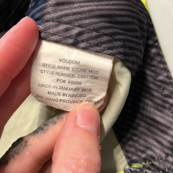 Volcom Mod Tech Shorts. Size 28. Neon yellow/green. Quick dry - Picture 8 of 8